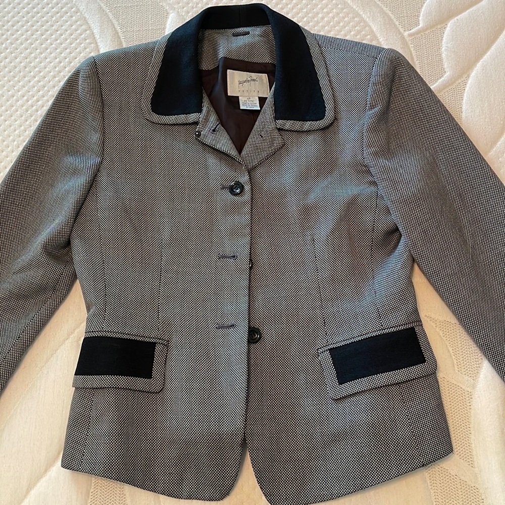 Gray/black blazer with shoulder padding. Size 4P. Very lightly worn condition.
